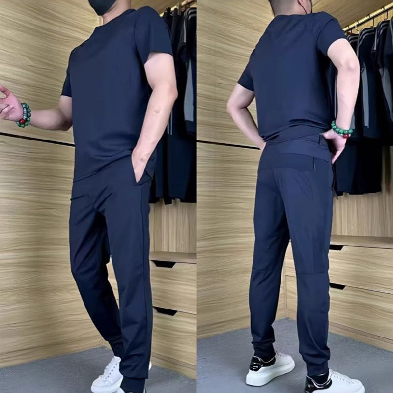 đđLĂ€ssiges Stretch-Set fĂŒr Herren aus Eisseide mit T-Shirt und Hose