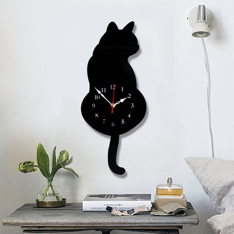 Nordische Wanduhr in Katzenform mit wedelndem Schwanz