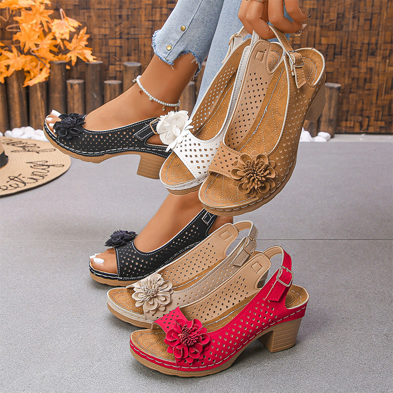 💖Lässige Damen-Sandalen mit floralem Hohlsaum und schrägem Absatz