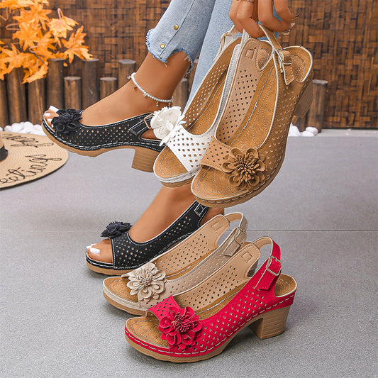 💖Lässige Damen-Sandalen mit floralem Hohlsaum und schrägem Absatz