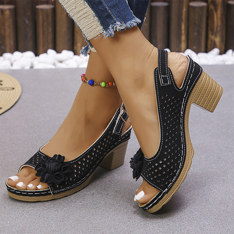 💖Lässige Damen-Sandalen mit floralem Hohlsaum und schrägem Absatz