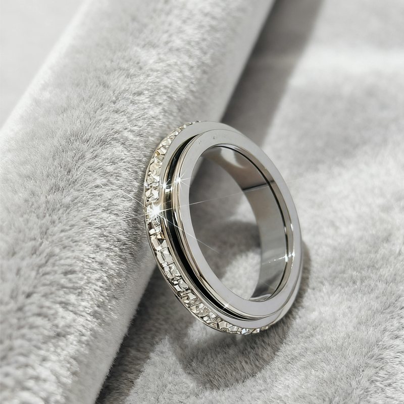 🔥Solange der Vorrat reicht 50% Rabatt!🎉Drehbarer Spinner-Ring aus Titanstahl mit Zirkonia