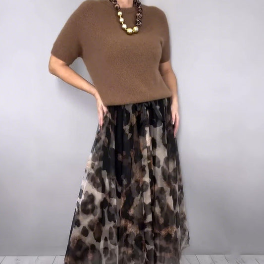 Zweiteiliges Set für Damen bestehend aus Pullover und fließendem Rock mit Leopardenmuster