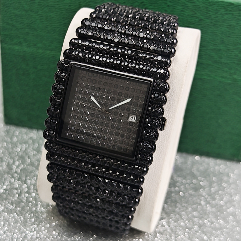 Quadratische Armbanduhr mit besetztem Zifferblatt und dehnbarem Armband