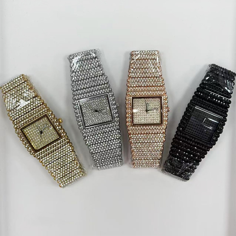 Quadratische Armbanduhr mit besetztem Zifferblatt und dehnbarem Armband