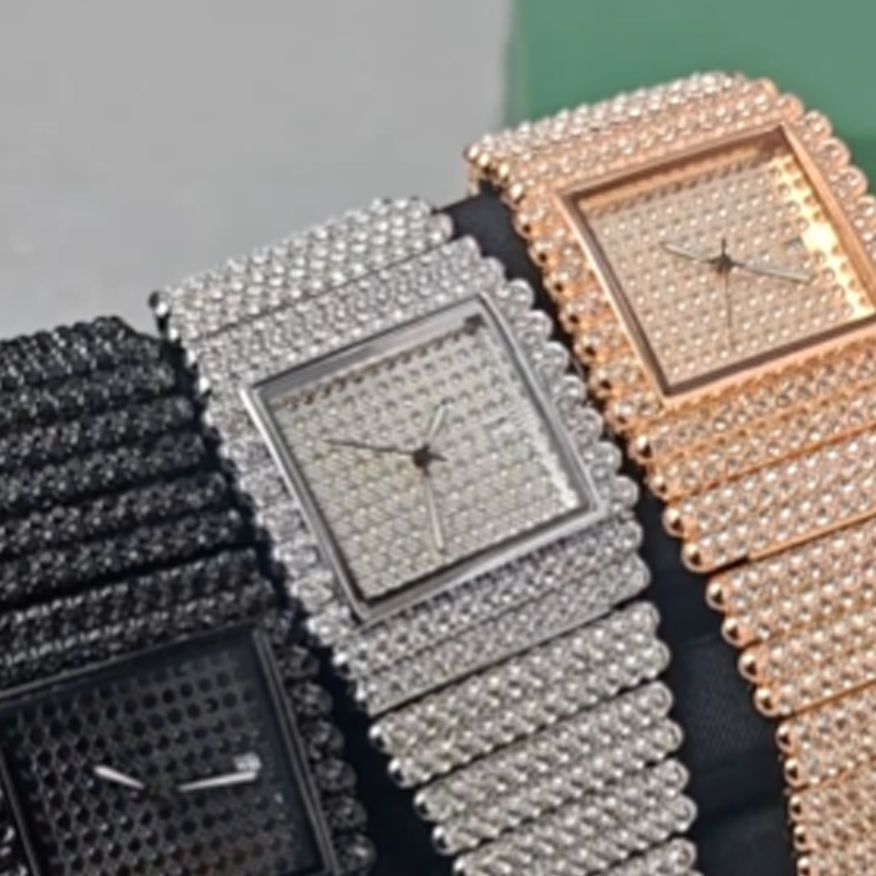 Quadratische Armbanduhr mit besetztem Zifferblatt und dehnbarem Armband