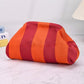 Gestrickte Gestreifte Dumpling-Clutch-Tasche