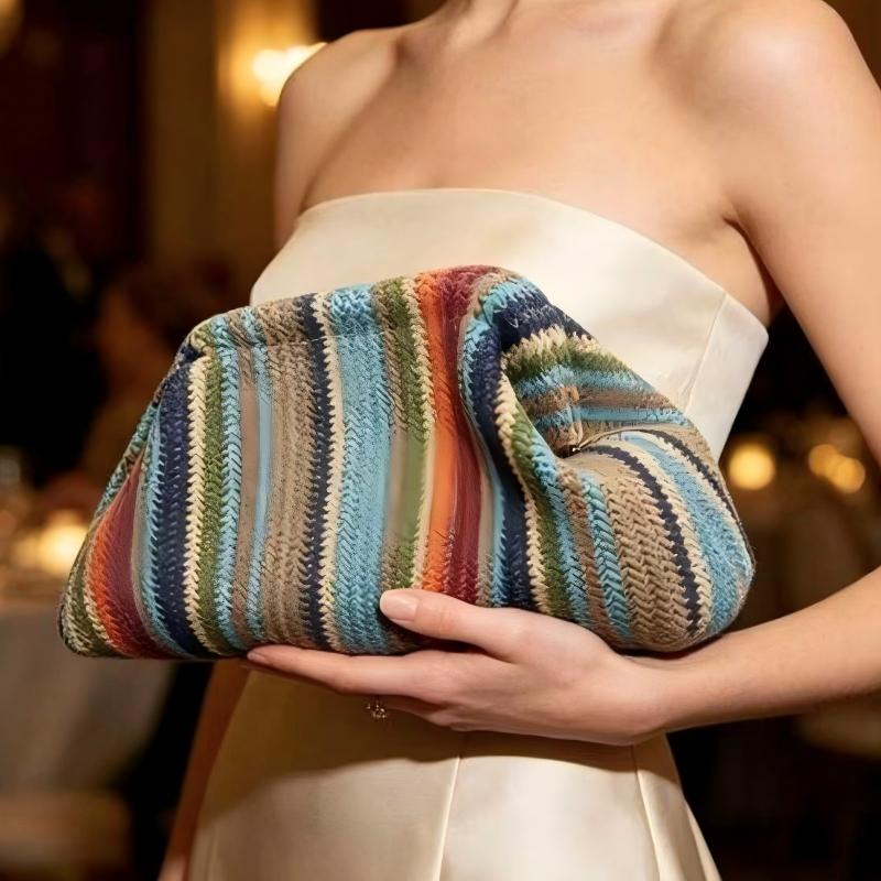 Gestrickte Gestreifte Dumpling-Clutch-Tasche