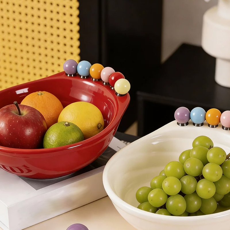 Verspielte, fußförmige Snackschale mit integrierten Obstgabeln