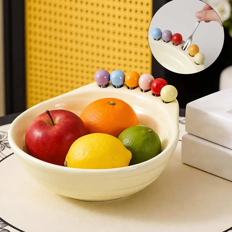 Verspielte, fußförmige Snackschale mit integrierten Obstgabeln